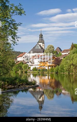 La ville du comté de Regen est Idylliquement situé sur les rives de la rivière du même nom dans le District de Basse-bavière Banque D'Images