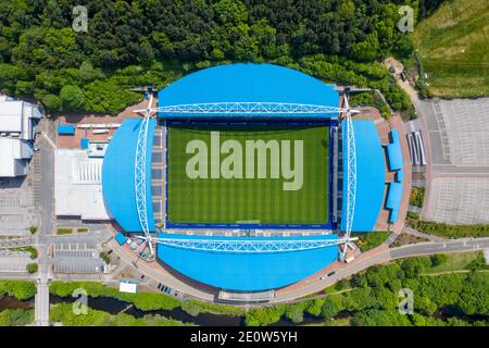 Photo aérienne du stade John Smith, domicile du Huddersfield Town football Club et le centre-ville de Huddersfield Quartier de Kirklees dans l'Ouest y Banque D'Images