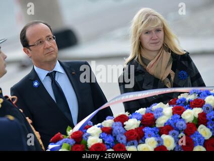 Le président français François Hollande flanqué d'enfants de soldats tués en action lors des cérémonies du jour de l'armistice marquant le 94e anniversaire de la fin de la première Guerre mondiale à l'Arc de Triomphe à Paris, en France, le 11 novembre 2012. Photo de Jeremy Charriau/ABACAPRESS.COM Banque D'Images