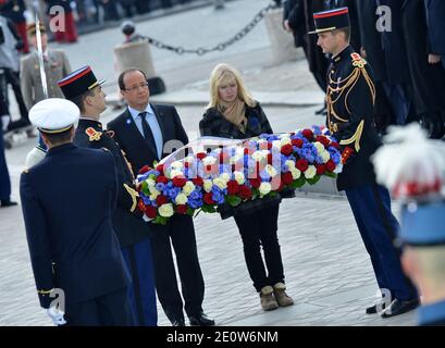 Le président français François Hollande flanqué d'enfants de soldats tués en action lors des cérémonies du jour de l'armistice marquant le 94e anniversaire de la fin de la première Guerre mondiale à l'Arc de Triomphe à Paris, en France, le 11 novembre 2012. Photo de Jeremy Charriau/ABACAPRESS.COM Banque D'Images