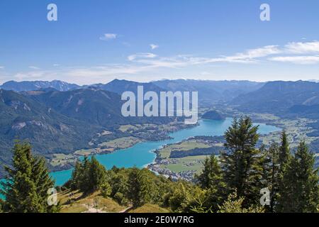 La randonnée ou le trajet en téléphérique jusqu'à la haute Zwölferhorn de 1522 m nous donne UNE vue magnifique de Sankt Gilgen et Wolfgangsee et Mondsee dans le Salzkammergut. Banque D'Images