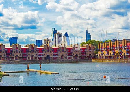 Shadwell Basin, London Docks à Wapping, Londres, Angleterre. Il s'agit maintenant d'une place maritime utilisée à des fins récréatives, un développement de logements au bord de l'eau Banque D'Images