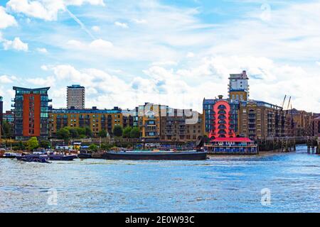 District de Rotherhithe sur la rive sud de la Tamise, une zone en évolution d'anciens docks, entrepôts convertis et marinas,Londres,Royaume-Uni.2016 Banque D'Images