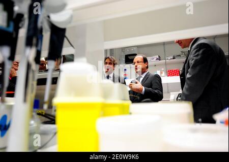 Le président français François Hollande inaugure le nouveau bâtiment « François Jacob » à l'Institut Pasteur de Paris, France, le 14 novembre 2012. Photo de Mousse/ABACAPRESS.COM Banque D'Images