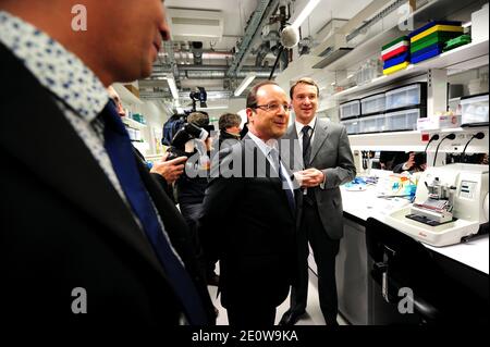 Le président français François Hollande inaugure le nouveau bâtiment « François Jacob » à l'Institut Pasteur de Paris, France, le 14 novembre 2012. Photo de Mousse/ABACAPRESS.COM Banque D'Images