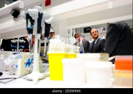 Le président français François Hollande inaugure le nouveau bâtiment « François Jacob » à l'Institut Pasteur de Paris, France, le 14 novembre 2012. Photo de Mousse/ABACAPRESS.COM Banque D'Images