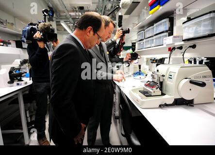 Le président français François Hollande inaugure le nouveau bâtiment « François Jacob » à l'Institut Pasteur de Paris, France, le 14 novembre 2012. Photo de Mousse/ABACAPRESS.COM Banque D'Images