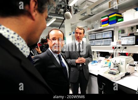 Le président français François Hollande inaugure le nouveau bâtiment « François Jacob » à l'Institut Pasteur de Paris, France, le 14 novembre 2012. Photo de Mousse/ABACAPRESS.COM Banque D'Images