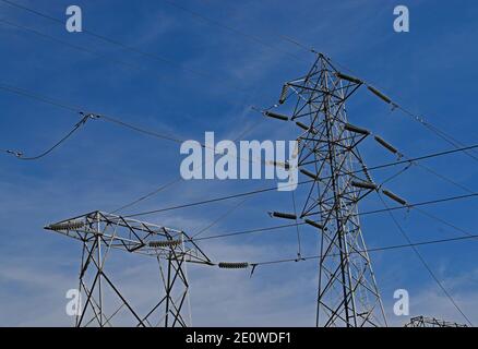 Fils électriques sur la tour en Californie Banque D'Images