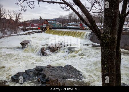 L'eau de la rivière Deerfield se précipitant au-dessus des chutes Salmon à Shelburne Falls, Massachusetts Banque D'Images