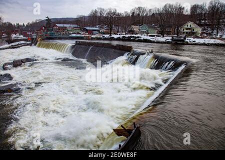 L'eau de la rivière Deerfield se précipitant au-dessus des chutes Salmon à Shelburne Falls, Massachusetts Banque D'Images