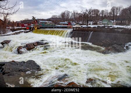 L'eau de la rivière Deerfield se précipitant au-dessus des chutes Salmon à Shelburne Falls, Massachusetts Banque D'Images