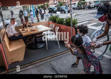 (210102) -- NEW YORK, le 2 janvier 2021 (Xinhua) -- photo du dossier prise le 22 juin 2020 montre que le maire de New York Bill de Blasio (1er L, Front) et son épouse Chirlane McCray (2e L, Front) Célébrez le lancement de la phase 2 de réouverture et du programme des restaurants ouverts de la ville en dînant au Melba's à Harlem, New York, aux États-Unis. Bill de Blasio, maire de la ville de New York, a diffusé sur Twitter le 2 janvier 2021 pour promouvoir 42 photos publiées par le Bureau du maire sous le titre « 2020-NYC l'année en photos », dont au moins 12 portent sur la lutte contre la pandémie de COVID-19. (Photo de Michael Appleton/Mayoral photo Banque D'Images