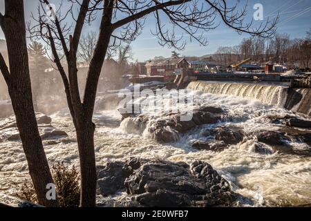 L'eau de la rivière Deerfield se précipitant au-dessus des chutes Salmon à Shelburne Falls, Massachusetts Banque D'Images