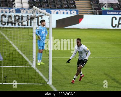 Ben Foster, le gardien de but de Watford, regarde Jamal Lowe de Swansea City (r) célèbre après avoir marquant son premier but d'équipe devant la caméra vidéo pro Go de Foster (l). EFL Skybet Championship Match, Swansea City v Watford au Liberty Stadium de Swansea le samedi 2 janvier 2021. Cette image ne peut être utilisée qu'à des fins éditoriales. Utilisation éditoriale uniquement, licence requise pour une utilisation commerciale. Aucune utilisation dans les Paris, les jeux ou les publications d'un seul club/ligue/joueur. photo par Andrew Orchard/Andrew Orchard sports photographie/Alamy Live news Banque D'Images