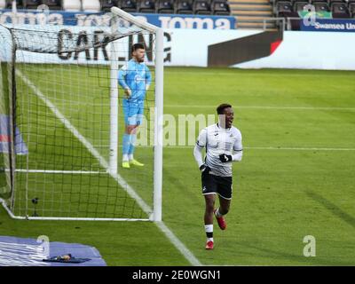 Swansea, Royaume-Uni. 02 janvier 2021. Ben Foster, le gardien de but de Watford, célèbre Jamal Lowe de Swansea City (r) après avoir remporté le 1er but de son équipe. Championnat EFL Skybet, Swansea City v Watford au Liberty Stadium de Swansea le samedi 2 janvier 2021. Cette image ne peut être utilisée qu'à des fins éditoriales. Utilisation éditoriale uniquement, licence requise pour une utilisation commerciale. Aucune utilisation dans les Paris, les jeux ou les publications d'un seul club/ligue/joueur. photo par Andrew Orchard/Andrew Orchard sports Photography/Alamy Live News crédit: Andrew Orchard sports Photography/Alamy Live News Banque D'Images