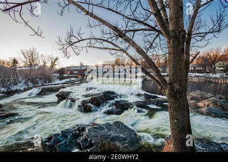 L'eau de la rivière Deerfield se précipitant au-dessus des chutes Salmon à Shelburne Falls, Massachusetts Banque D'Images