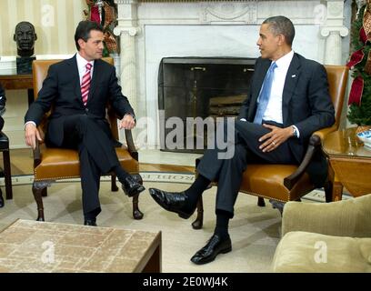 Le président américain Barack Obama accueille le président élu Enrique Pena Nieto du Mexique, à gauche, dans le bureau ovale de la Maison Blanche à Washington, DC, Etats-Unis, le 27 novembre 2012. Photo de Ron Sachs/Pool/ABACAPRESS.COM Banque D'Images