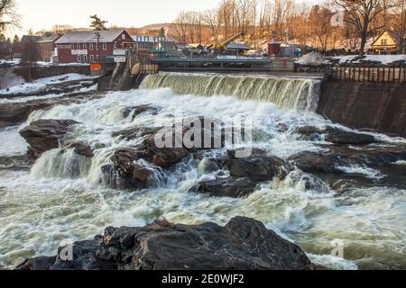 L'eau de la rivière Deerfield se précipitant au-dessus des chutes Salmon à Shelburne Falls, Massachusetts Banque D'Images