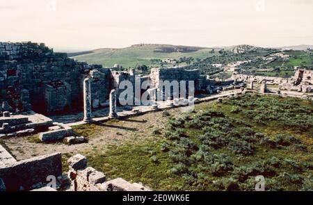 Dougga (Thugga) - site archéologique dans le nord de la Tunisie, ruines de Berber, Punic et colonie romaine, la petite ville romaine la mieux préservée en Afrique du Nord. Vue sur le Forum depuis le Capitole. Numérisation d'archivage à partir d'une lame. Avril 1976. Banque D'Images