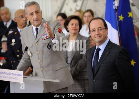 Le président français François Hollande et le général Kuche assistent à une cérémonie commémorative et le président François Hollande prononce un discours devant l’institution des Invalides à Paris, en France, le 29 novembre 2012. Photo de Witt/Pool/ABACAPRESS.COM Banque D'Images