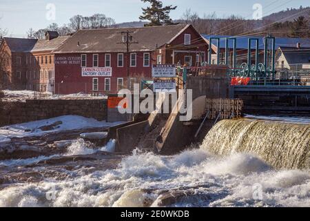 L'eau de la rivière Deerfield se précipitant au-dessus des chutes Salmon à Shelburne Falls, Massachusetts Banque D'Images