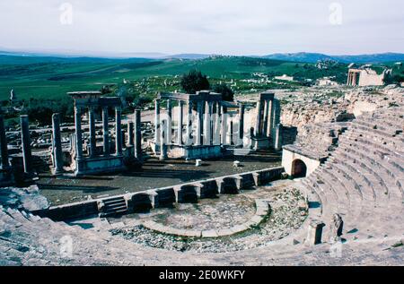 Dougga (Thugga) - site archéologique dans le nord de la Tunisie, ruines de Berber, Punic et colonie romaine, la petite ville romaine la mieux préservée en Afrique du Nord. Théâtre. Numérisation d'archivage à partir d'une lame. Avril 1976. Banque D'Images