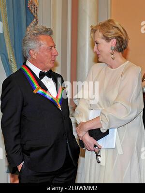 Dustin Hoffman, l'un des sept récipiendaires des prix du Kennedy Centre 2012, partage quelques réflexions avec Meryl Streep, L'un des 2011 récipiendaires qui attend de poser une photo à la suite d'un dîner organisé par la secrétaire d'État américaine Hillary Rodham Clinton au département d'État américain à Washington, DC, USA, le 01 décembre 2012. Les 2012 lauréats sont Buddy Guy, l'acteur Dustin Hoffman, l'hôte de fin de soirée David Letterman, la danseuse Natalia Makarova et le groupe britannique de rock dirigé par Zeppelin. Photo de Ron Sachs/ABACAPRESS.COM Banque D'Images