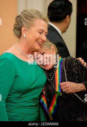 Natalia Makarova, l'une des sept lauréates du Kennedy Center Honors 2012, épouse la secrétaire d'État américaine Hillary Rodham Clinton à la suite d'un dîner organisé par la secrétaire du département d'État des États-Unis à Washington, DC, USA, le 01 décembre 2012. Les 2012 lauréats sont Buddy Guy, l'acteur Dustin Hoffman, l'hôte de fin de soirée David Letterman, la danseuse Natalia Makarova et le groupe britannique de rock dirigé par Zeppelin. Photo de Ron Sachs/ABACAPRESS.COM Banque D'Images