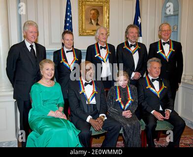 Les sept lauréats du Kennedy Center Honors 2012 posent pour une photo à la suite d'un dîner organisé par la secrétaire d'État américaine Hillary Rodham Clinton au département d'État américain à Washington, DC, USA, le 01 décembre 2012. Les 2012 lauréats sont Buddy Guy, l'acteur Dustin Hoffman, l'hôte de fin de soirée David Letterman, la danseuse Natalia Makarova et le groupe britannique de rock dirigé par Zeppelin. Photo de Ron Sachs/ABACAPRESS.COM Banque D'Images