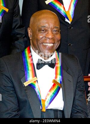 Buddy Guy, l'un des sept lauréats des prix du Kennedy Center 2012, pose une photo à la suite d'un dîner organisé par la secrétaire d'État américaine Hillary Rodham Clinton au département d'État américain à Washington, DC, USA, le 01 décembre 2012. Les 2012 lauréats sont Buddy Guy, l'acteur Dustin Hoffman, l'hôte de fin de soirée David Letterman, la danseuse Natalia Makarova et le groupe britannique de rock dirigé par Zeppelin. Photo de Ron Sachs/ABACAPRESS.COM Banque D'Images