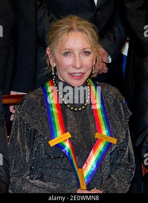 Natalia Makarova, l'une des sept récipiendaires des prix du Kennedy Center 2012, pose une photo à la suite d'un dîner organisé par la Secrétaire d'État des États-Unis Hillary Rodham Clinton au département d'État des États-Unis à Washington, DC, USA, le 01 décembre 2012. Les 2012 lauréats sont Buddy Guy, l'acteur Dustin Hoffman, l'hôte de fin de soirée David Letterman, la danseuse Natalia Makarova et le groupe britannique de rock dirigé par Zeppelin. Photo de Ron Sachs/ABACAPRESS.COM Banque D'Images