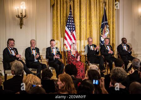 Les lauréats des prix du Kennedy Center assistent à une réception à la Maison Blanche à Washington, DC, Etats-Unis, le 2 décembre 2012. Le Kennedy Center Honors a reconnu sept personnes - Buddy Guy, Dustin Hoffman, David Letterman, Natalia Makarova, John Paul Jones, Jimmy page et Robert Plant - pour leurs contributions à vie à la culture américaine par le biais des arts de la scène photo de Brendan Hoffman/Pool/ABACAPRESS.COM Banque D'Images