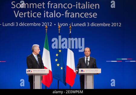 Le président français François Hollande et le Premier ministre italien Mario Monti lors d'une conférence de presse conjointe à la suite du 30e Sommet annuel France-Italie qui s'est tenu à Lyon, en France, le 3 décembre 2012. Les deux pays se réunissent pour signer un accord pour la construction d'une nouvelle ligne ferroviaire à grande vitesse (TAV) reliant Lyon, France à Turin, Italie. Photos de Vincent Dargent/ABACAPRESS.COM Banque D'Images