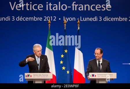 Le président français François Hollande et le Premier ministre italien Mario Monti lors d'une conférence de presse conjointe à la suite du 30e Sommet annuel France-Italie qui s'est tenu à Lyon, en France, le 3 décembre 2012. Les deux pays se réunissent pour signer un accord pour la construction d'une nouvelle ligne ferroviaire à grande vitesse (TAV) reliant Lyon, France à Turin, Italie. Photos de Vincent Dargent/ABACAPRESS.COM Banque D'Images