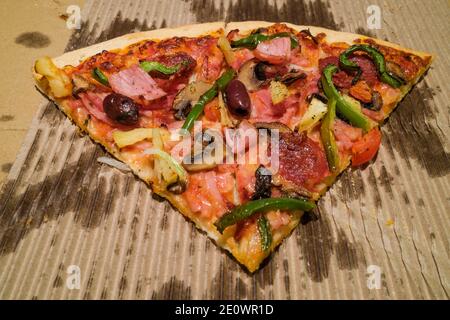 Pizza à emporter dans une boîte en carton. Banque D'Images