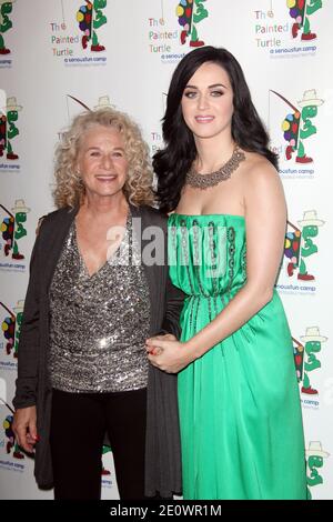 Carole King et Katy Perry à L'occasion D'une célébration de Carole King et de sa musique au profit du Painted Turtle Camp de Paul Newman, au Dolby Theatre à Hollywood, Los Angeles, CA, États-Unis, le 4 décembre 2012. Photo de Krista Kennel/ABACAPRESS.COM Banque D'Images