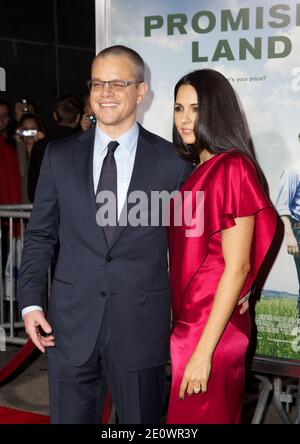 Matt Damon et Luciana Barroso ont assisté à la première de Focus Features 'Promise Land' à AMC Loews Lincoln Square à New York, NY, USA, le 4 décembre 2012. Photo de Matthew Borowick/ABACAPRESS.COM Banque D'Images