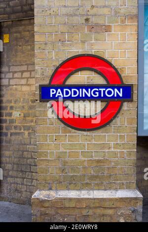 Panneau Paddington Station sur mur de briques dans le métro de Londres Banque D'Images