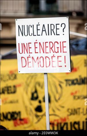 Certains manifestants ont prévu une manifestation contre la centrale nucléaire sur la place de la Bastille à Paris, en France, le 8 décembre 2012. Photo de Renaud Khanh/ABACAPRESS.COM Banque D'Images