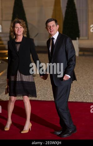 Jean Pierre Jouyet et sa femme arrivent à un dîner d'État en l'honneur de la présidente brésilienne Dilma Rousseff à l'Elysée Palace le 11 décembre 2012, à Paris, en France. Photo de Nicolas GouhierABACAPRESS.COM Banque D'Images