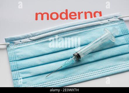 Logo Moderna avec une seringue et un masque et le texte joyeux noël, Danemark, 19 décembre 2020 Banque D'Images
