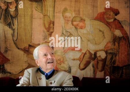 EXCLUSIF. Photo de Maurice Herzog prise chez lui à Neuilly sur Seine près de Paris, France, le 19 novembre 2011. Maurice Herzog, le grimpeur français qui a conquis Annapurna lors de la première montée enregistrée d'un pic de plus de 8,000 mètres, est décédé à l'âge de 93 ans. Photo d'Antoine Breard/Exuleo/ABACAPRESS.COM Banque D'Images