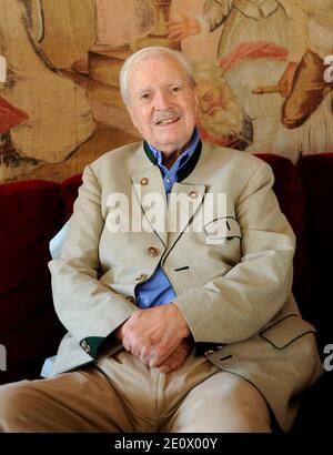 EXCLUSIF. Photo de Maurice Herzog prise chez lui à Neuilly sur Seine près de Paris, France, le 19 novembre 2011. Maurice Herzog, le grimpeur français qui a conquis Annapurna lors de la première montée enregistrée d'un pic de plus de 8,000 mètres, est décédé à l'âge de 93 ans. Photo d'Antoine Breard/Exuleo/ABACAPRESS.COM Banque D'Images