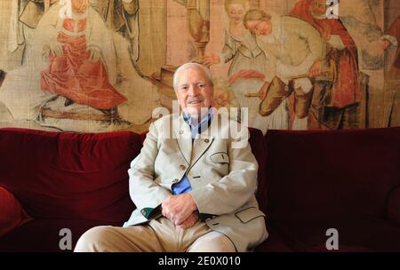 EXCLUSIF. Photo de Maurice Herzog prise chez lui à Neuilly sur Seine près de Paris, France, le 19 novembre 2011. Maurice Herzog, le grimpeur français qui a conquis Annapurna lors de la première montée enregistrée d'un pic de plus de 8,000 mètres, est décédé à l'âge de 93 ans. Photo d'Antoine Breard/Exuleo/ABACAPRESS.COM Banque D'Images