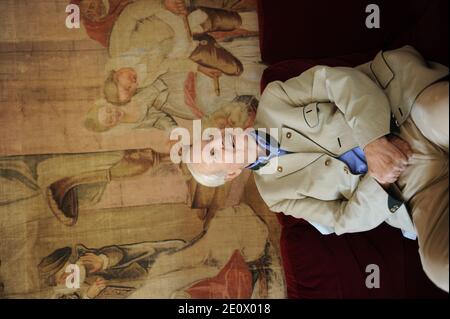 EXCLUSIF. Photo de Maurice Herzog prise chez lui à Neuilly sur Seine près de Paris, France, le 19 novembre 2011. Maurice Herzog, le grimpeur français qui a conquis Annapurna lors de la première montée enregistrée d'un pic de plus de 8,000 mètres, est décédé à l'âge de 93 ans. Photo d'Antoine Breard/Exuleo/ABACAPRESS.COM Banque D'Images