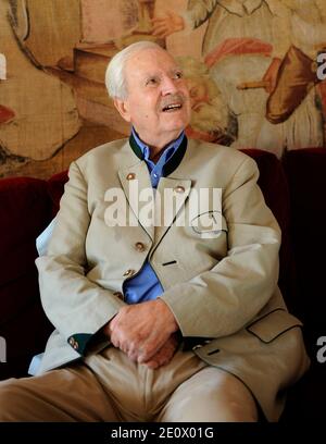 EXCLUSIF. Photo de Maurice Herzog prise chez lui à Neuilly sur Seine près de Paris, France, le 19 novembre 2011. Maurice Herzog, le grimpeur français qui a conquis Annapurna lors de la première montée enregistrée d'un pic de plus de 8,000 mètres, est décédé à l'âge de 93 ans. Photo d'Antoine Breard/Exuleo/ABACAPRESS.COM Banque D'Images