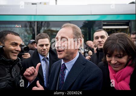 Inauguration du prolongement de la ligne T3 du tramway au Nord de Paris par les officiels de la ville de Paris (le maire Bertrand Delanoe et sa première adjointe Anne Hidalgo) et du président de la région Ile de France Jean Paul Huchon) entre la porte de la Chapelle et la porte de Pantin. La nouvelle ligne entre en service ce jour, le 15 décembre a 12:00, elle fera la jonction entre le métro porte de la Chapelle et la porte de Vincennes. Présence également de manifestes opposés à la construction de l'aéroport de notre Dame des landes (44, Nantes) vénus interpelles avec humour les blocs en d Banque D'Images