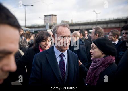 Inauguration du prolongement de la ligne T3 du tramway au Nord de Paris par les officiels de la ville de Paris (le maire Bertrand Delanoe et sa première adjointe Anne Hidalgo) et du président de la région Ile de France Jean Paul Huchon) entre la porte de la Chapelle et la porte de Pantin. La nouvelle ligne entre en service ce jour, le 15 décembre a 12:00, elle fera la jonction entre le métro porte de la Chapelle et la porte de Vincennes. Présence également de manifestes opposés à la construction de l'aéroport de notre Dame des landes (44, Nantes) vénus interpelles avec humour les blocs en d Banque D'Images