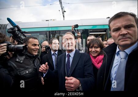 Inauguration du prolongement de la ligne T3 du tramway au Nord de Paris par les officiels de la ville de Paris (le maire Bertrand Delanoe et sa première adjointe Anne Hidalgo) et du président de la région Ile de France Jean Paul Huchon) entre la porte de la Chapelle et la porte de Pantin. La nouvelle ligne entre en service ce jour, le 15 décembre a 12:00, elle fera la jonction entre le métro porte de la Chapelle et la porte de Vincennes. Présence également de manifestes opposés à la construction de l'aéroport de notre Dame des landes (44, Nantes) vénus interpelles avec humour les blocs en d Banque D'Images